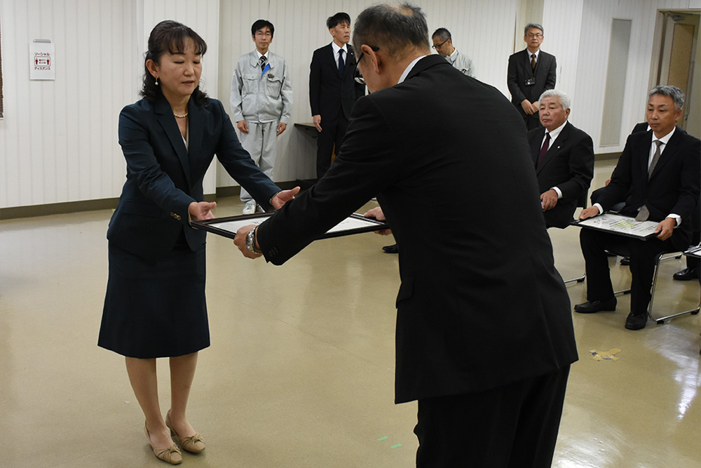 令和四年度　二級河川御祓川広域河川改修工事（築堤工）「令和6年度　土木部優良建設工事　所長表彰」表彰の様子